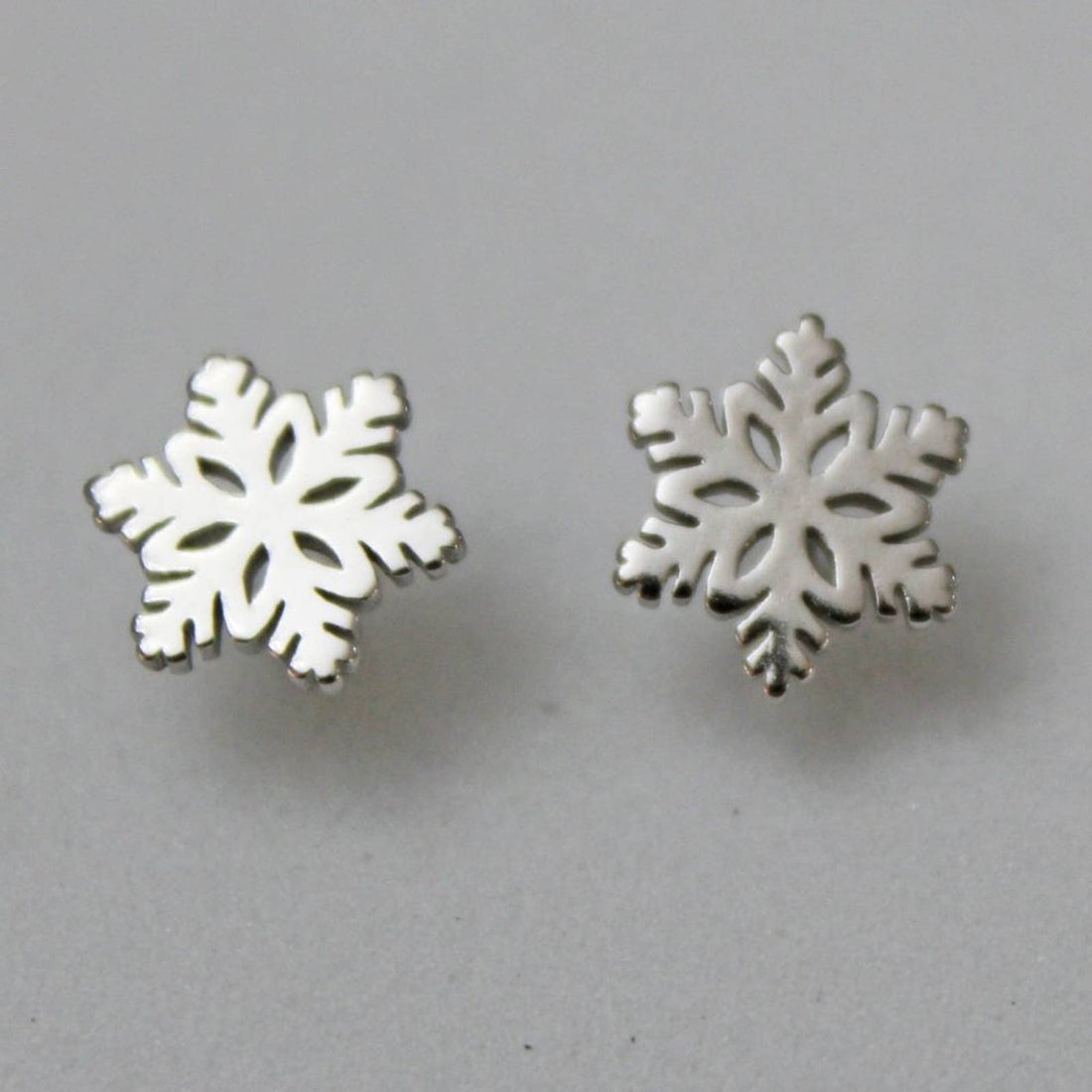 New Very Tiny 925 Sterling Silver Snowflake Post Earrings  E45